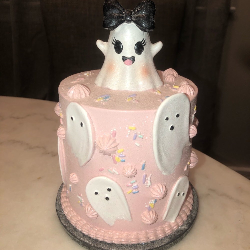 👻 Pink Ghost-Themed Faux Cake